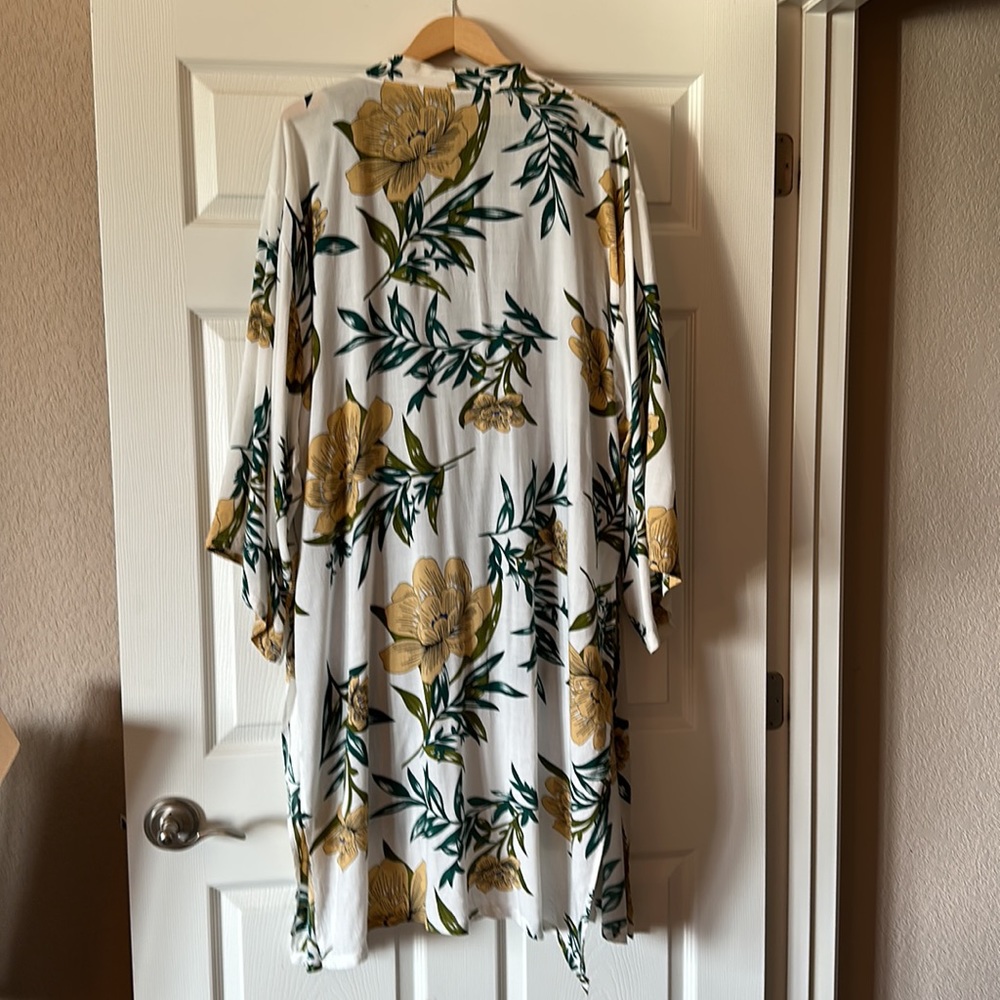 Floral Print Open-Front Wrap -
Kimono
White, Gold & Green - Picture 4 of 5